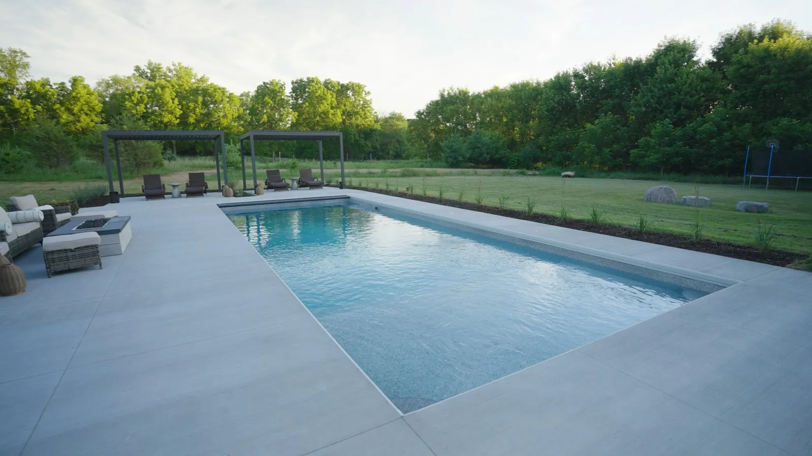 Piscina residencial integrada con un jardín